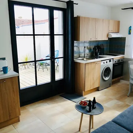 Clos Des Aigrettes -appartement De Charme Et Confort A 30m Du Port De Апарт-отель