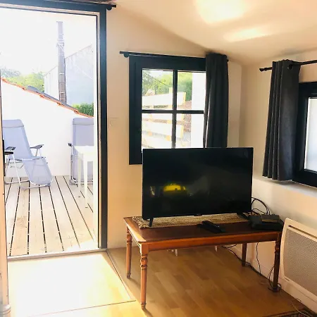 Clos Des Aigrettes -appartement De Charme Et Confort A 30m Du Port De Апарт-отель 4*