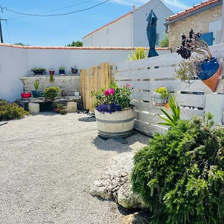 Апарт-отель Clos Des Aigrettes -appartement De Charme Et Confort A 30m Du Port De