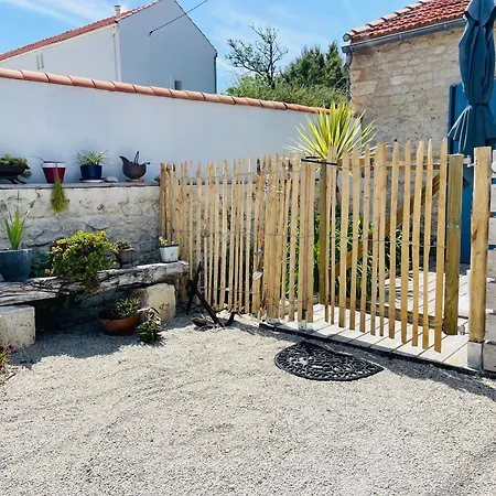 Aparthotel Clos Des Aigrettes -appartement De Charme Et Confort A 30m Du Port De