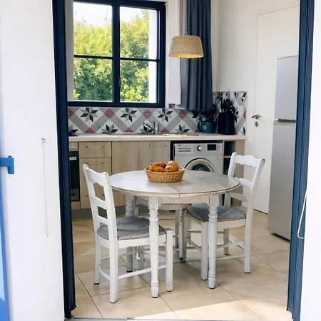 Hotel apartamentowy Clos Des Aigrettes -appartements A 30m Du Port De , Ile D Oleron -commerces Et Plages A Pied 4*