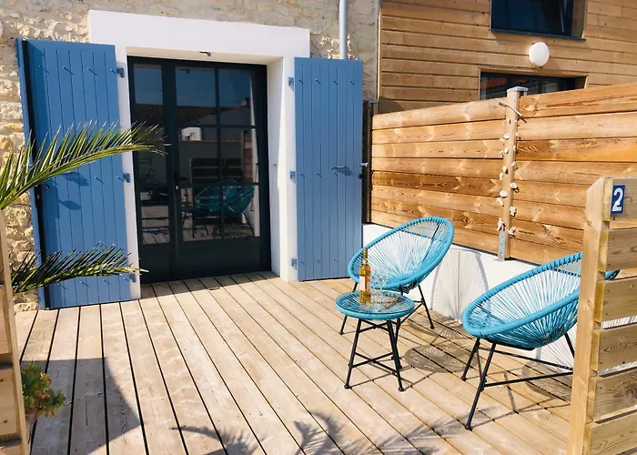 Aparthotel Clos Des Aigrettes -appartement De Charme Et Confort A 30m Du Port De 4*