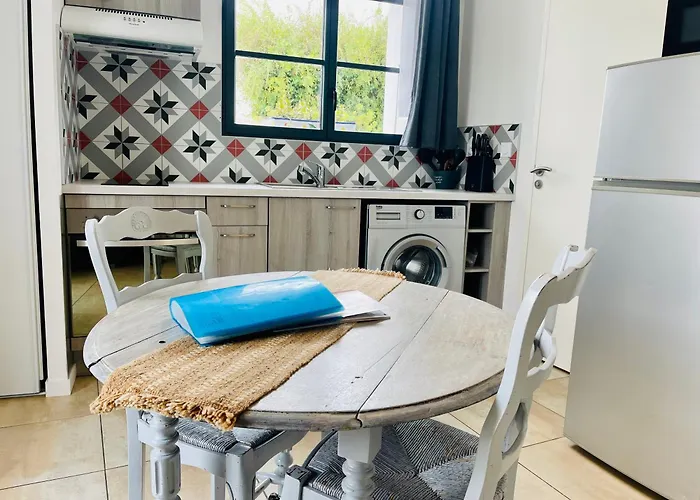 Aparthotel Clos Des Aigrettes -appartement De Charme Et Confort A 30m Du Port De